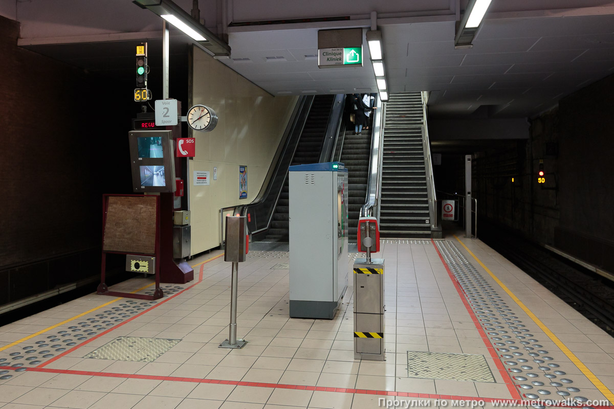 Фотография станции Clemenceau [Клемансо́] (линия 2 / 6, Брюссель). Выход в город, эскалаторы начинаются прямо с уровня платформы. Второй выход с противоположной стороны станции.