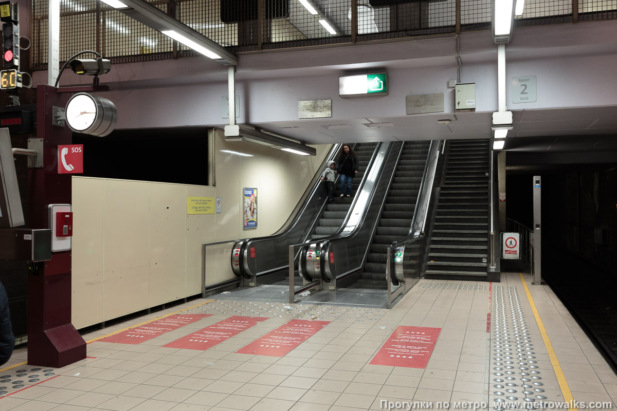 Фотография станции Clemenceau [Клемансо́] (линия 2 / 6, Брюссель). Выход в город, эскалаторы начинаются прямо с уровня платформы.