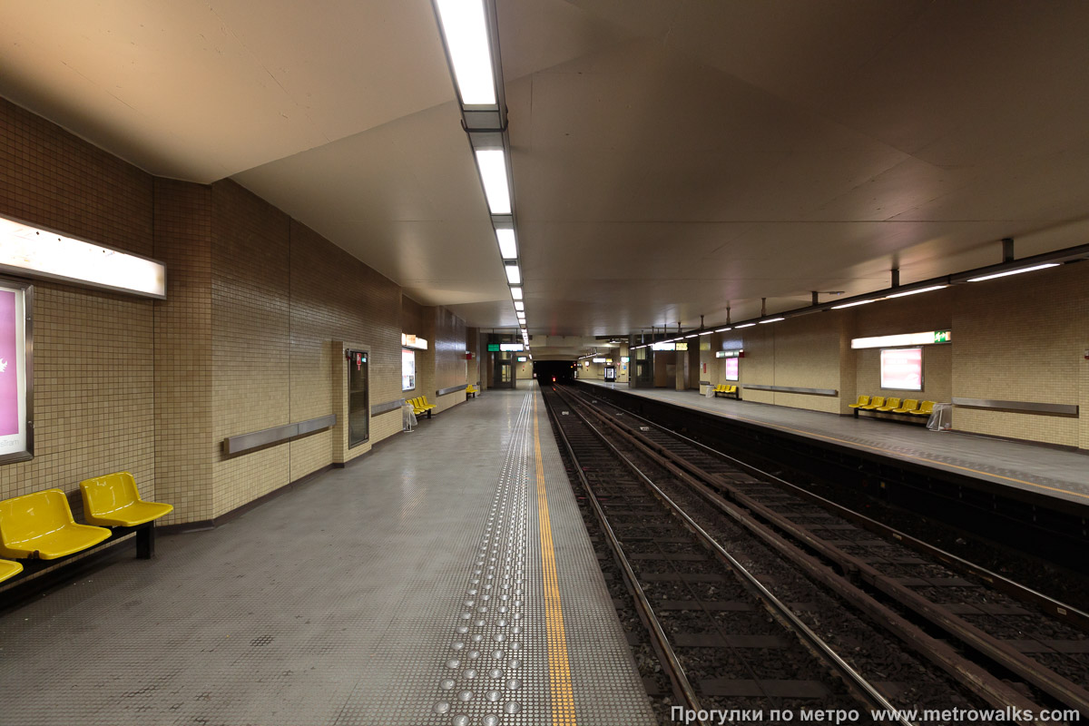 Фотография станции Crainhem / Kraainem [Кра́йнэм] (линия 1, Брюссель). Продольный вид вдоль края платформы. В дальней, узкой части станции.