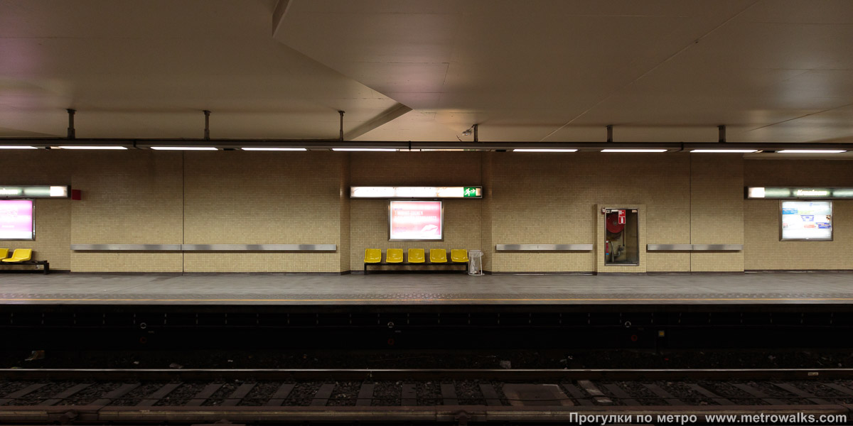 Фотография станции Crainhem / Kraainem [Кра́йнэм] (линия 1, Брюссель). Поперечный вид. В дальней, узкой части станции.