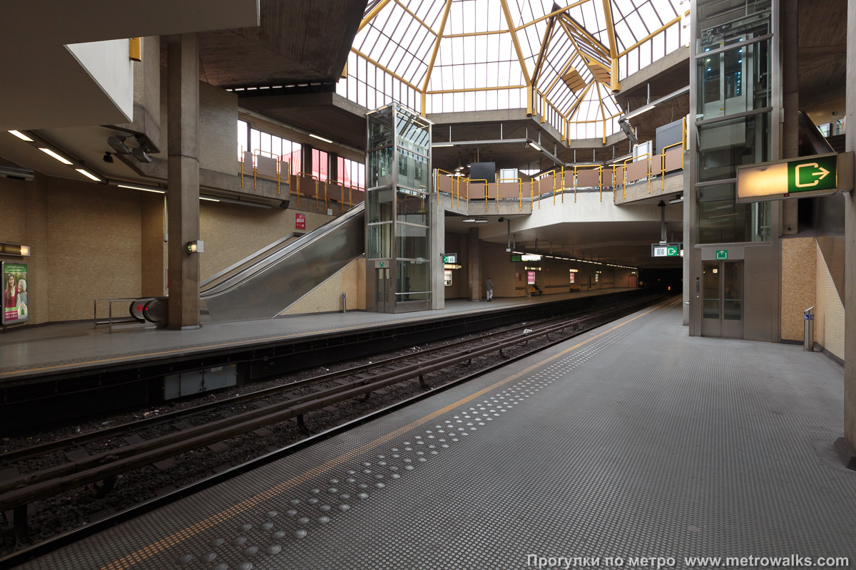Фотография станции Crainhem / Kraainem [Кра́йнэм] (линия 1, Брюссель). Вид по диагонали.