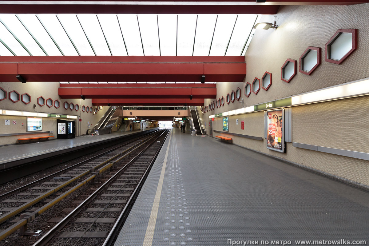 Фотография станции Delta [Дэльта́] (линия 5, Брюссель). Продольный вид вдоль края платформы.