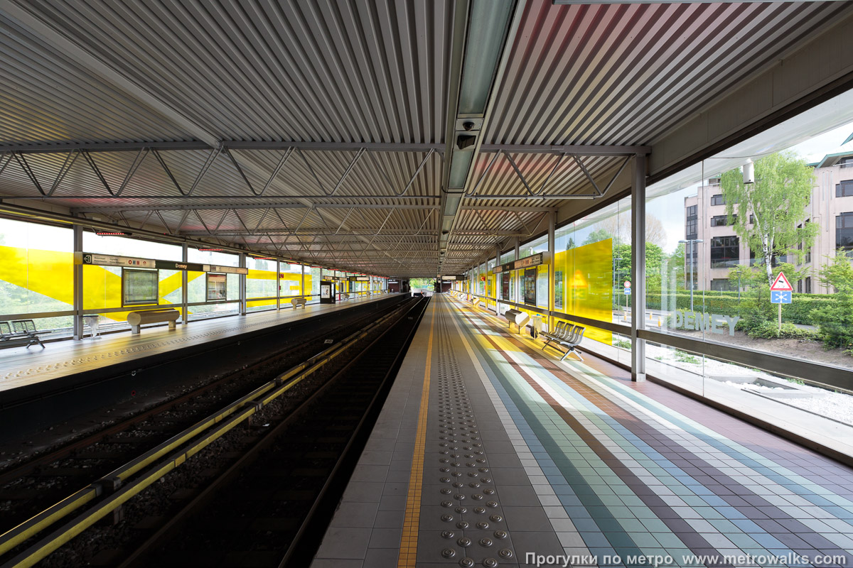 Фотография станции Demey [Дэме́] (линия 5, Брюссель). Продольный вид вдоль края платформы.
