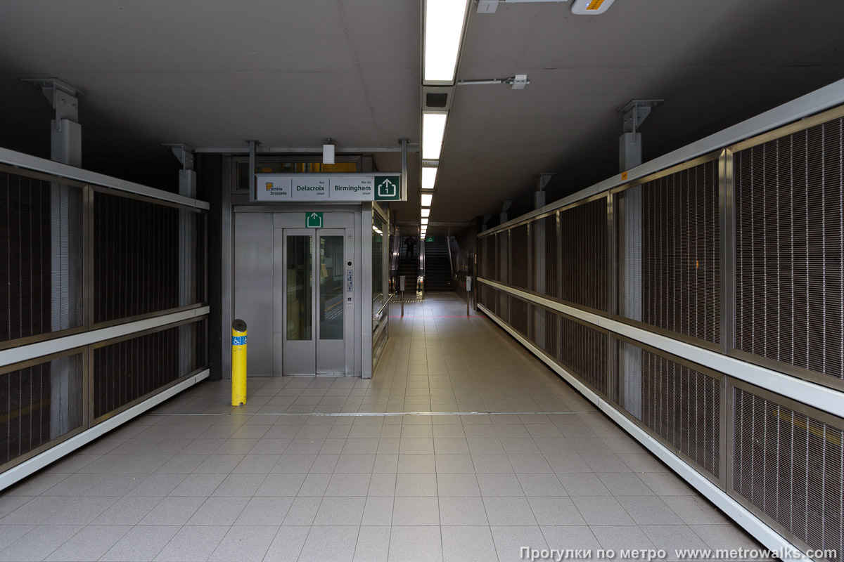 Фотография станции Delacroix [Дэлакруа́] (линия 2 / 6, Брюссель). Часть станции около выхода в город. Второй выход с противоположной стороны станции.