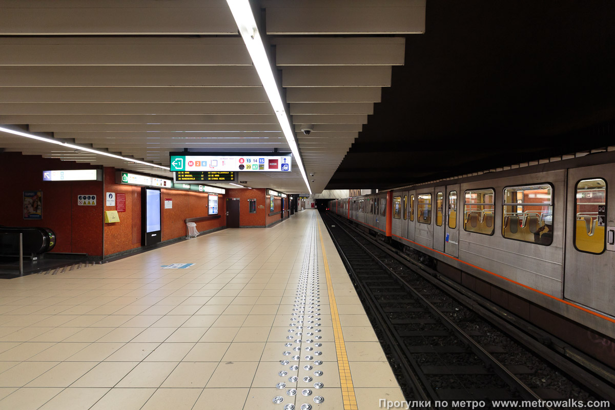 Фотография станции Elisabeth [Элизабе́т] (линия 2 / 6, Брюссель). Продольный вид вдоль края платформы. В западной части станции.