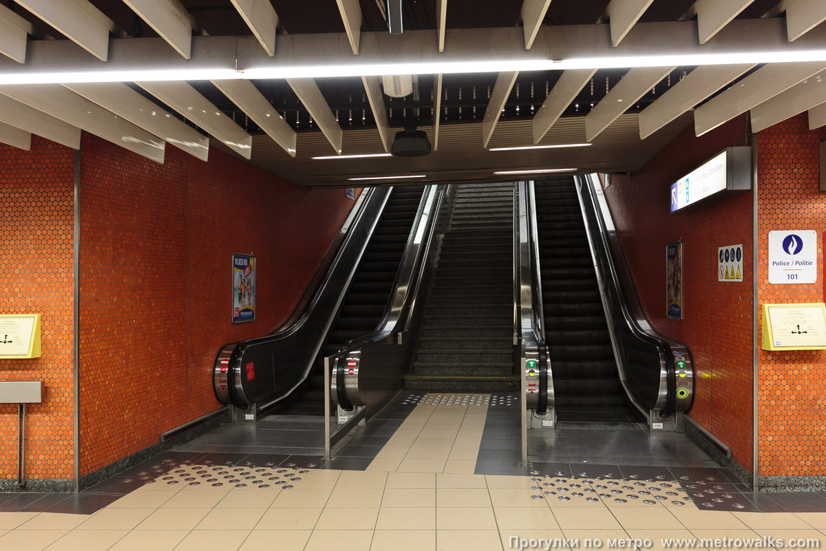 Фотография станции Elisabeth [Элизабе́т] (линия 2 / 6, Брюссель). Около перехода. В западной части платформы — переход на станцию Simonis той же самой линии.