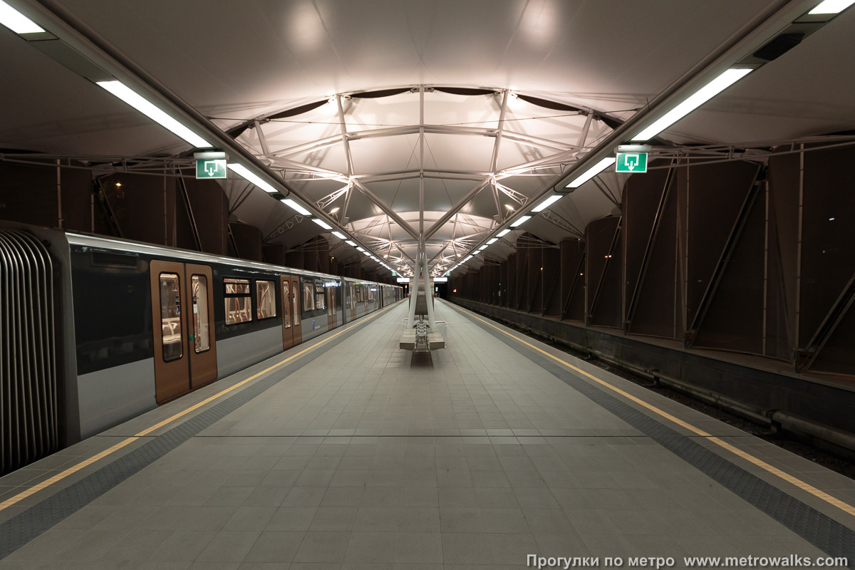 Фотография станции Erasme / Erasmus [Эра́зм] (линия 5, Брюссель). Продольный вид по оси станции. Для оживления картинки — с поездом.