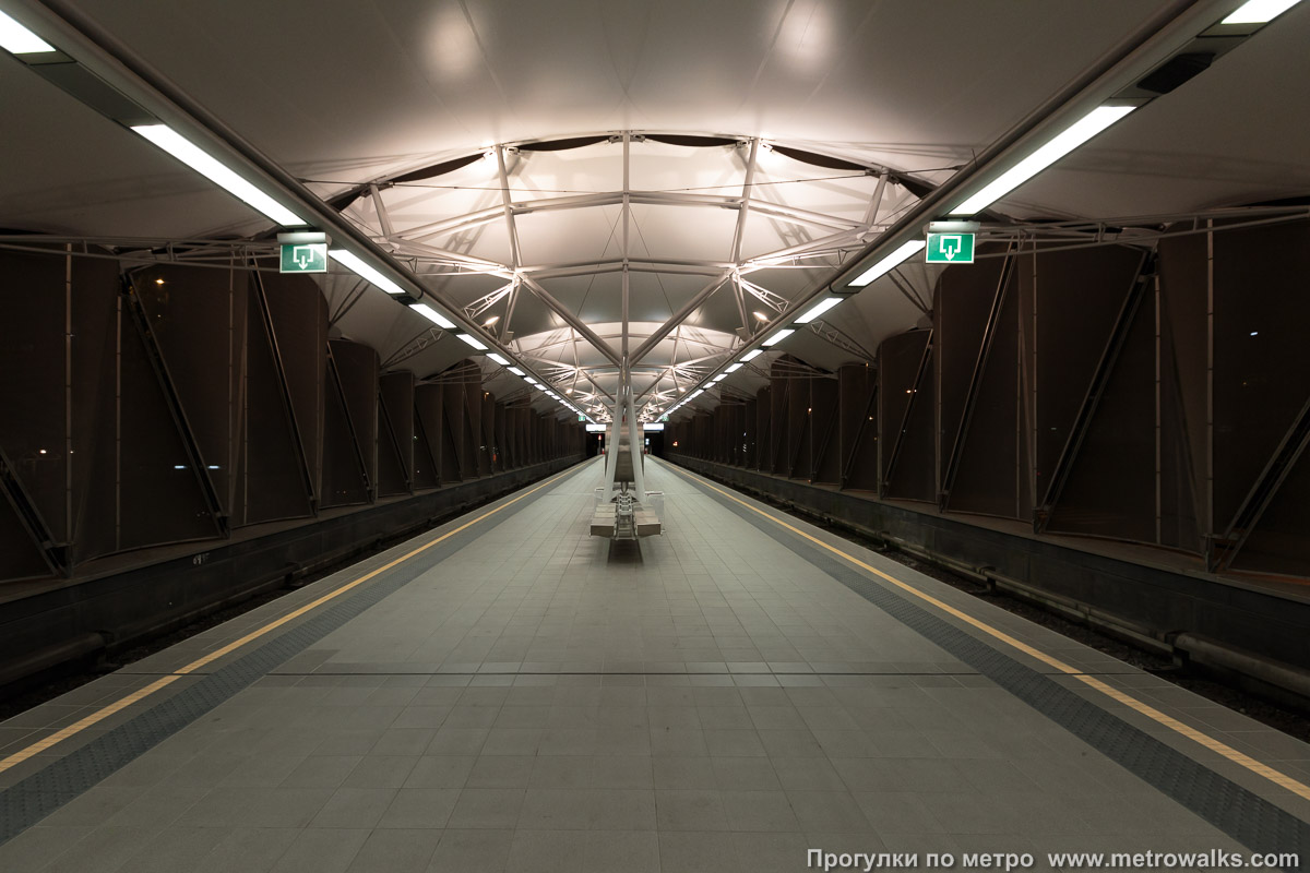 Фотография станции Erasme / Erasmus [Эра́зм] (линия 5, Брюссель). Продольный вид по оси станции.