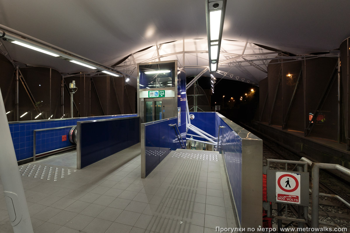 Фотография станции Erasme / Erasmus [Эра́зм] (линия 5, Брюссель). Выход в город, эскалаторы начинаются прямо с уровня платформы.