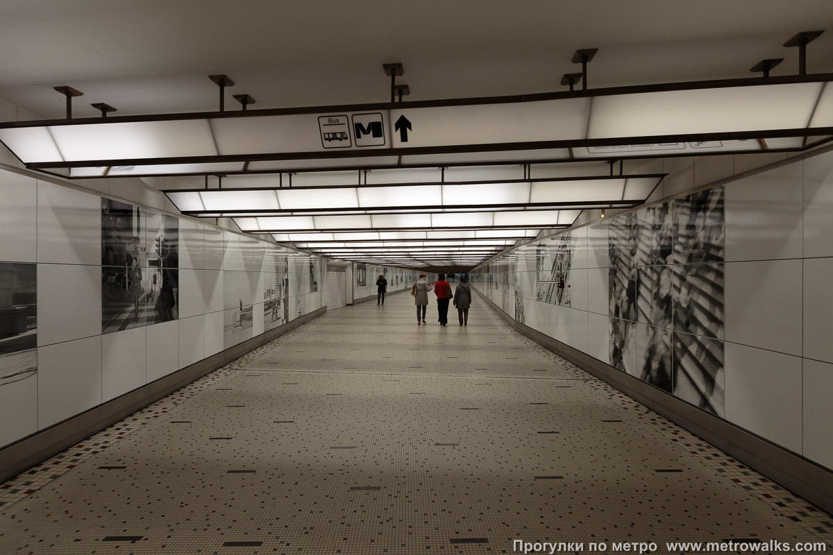 Фотография станции Gare Centrale / Centraal Station [Гар Сентра́ль / Сентра́л стасьо́н] (линия 5, Брюссель). Коридор подземного перехода. К центральному железнодорожному вокзалу, расположенному в квартале от станции, ведёт длинный подземный переход.