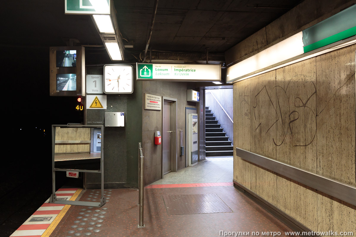 Фотография станции Gare Centrale / Centraal Station [Гар Сентра́ль / Сентра́л стасьо́н] (линия 5, Брюссель). Выход в город осуществляется по лестнице. На станции много дополнительных выходов, ведущих на разные улицы.