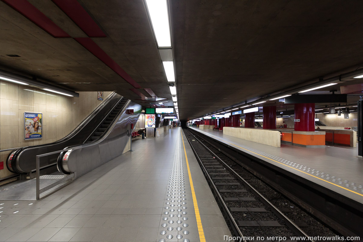 Фотография станции Gare du Midi / Zuidstation [Гар дю Миди́ / Зэ́дстасьо́н] (линия 2 / 6, Брюссель) — первый зал. Продольный вид вдоль края платформы. Красный зал станции — верхний. Сюда прибывают поезда, следующие в западном направлении (к Clemenceau).