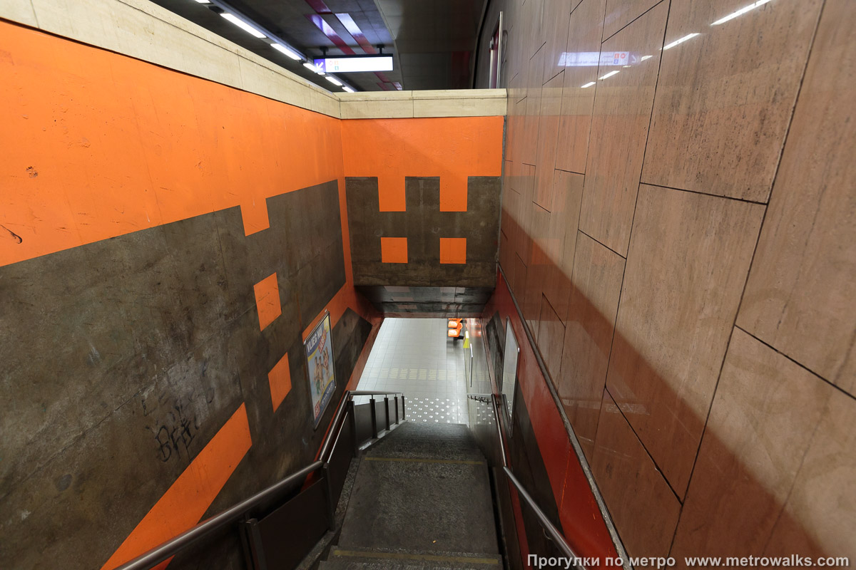 Фотография станции Gare du Midi / Zuidstation [Гар дю Миди́ / Зэ́дстасьо́н] (линия 2 / 6, Брюссель) — первый зал. Переход, общий вид. Лестница перехода с верхнего уровня станции (красного) на нижний (оранжевый).