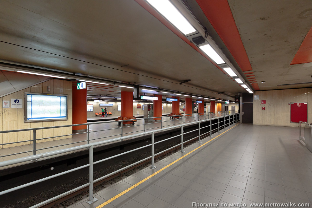 Фотография станции Gare du Midi / Zuidstation [Гар дю Миди́ / Зэ́дстасьо́н] (линия 2 / 6, Брюссель) — второй зал. Вид по диагонали. Со стороны трамвайной части станции.