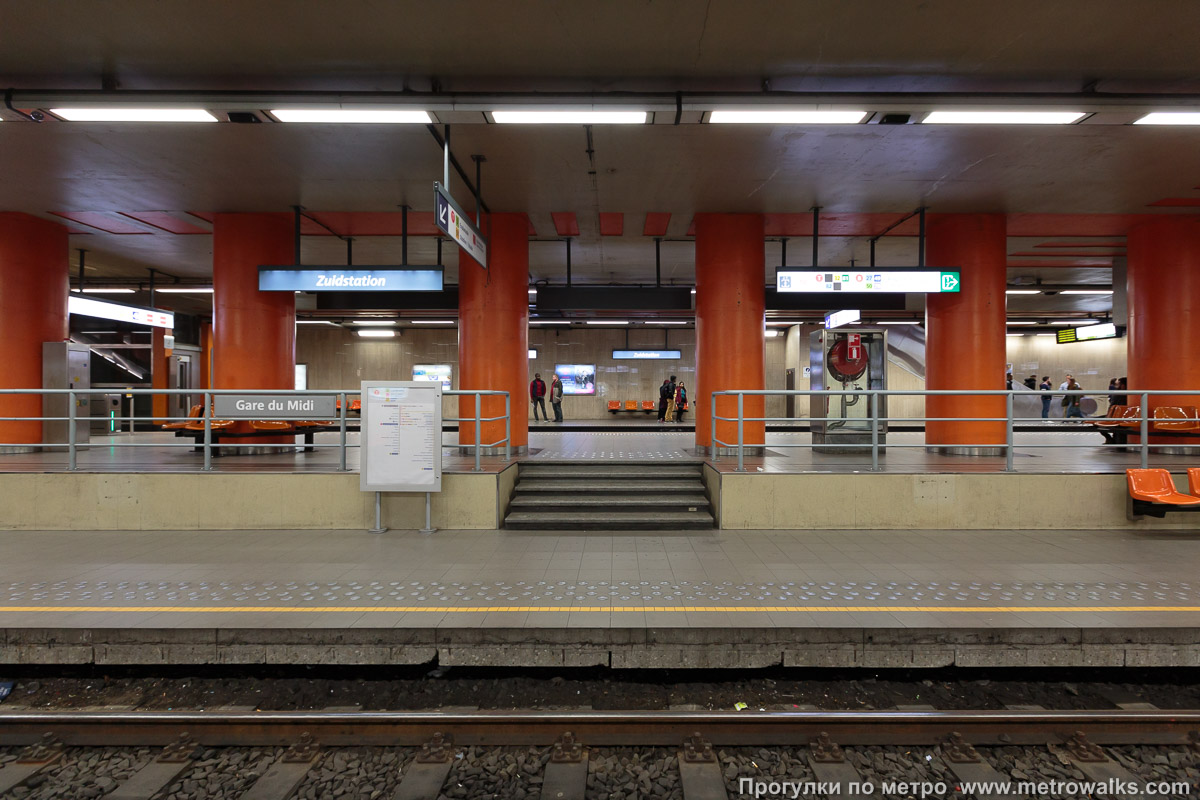 Фотография станции Gare du Midi / Zuidstation [Гар дю Миди́ / Зэ́дстасьо́н] (линия 2 / 6, Брюссель) — второй зал. Поперечный вид. На переднем плане — низкая трамвайная платформа.