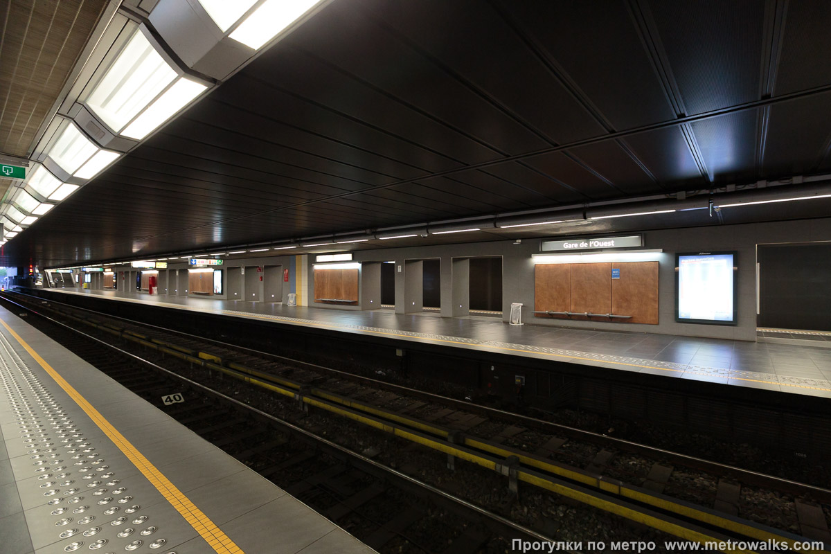 Фотография станции Gare de l'Ouest / Weststation [Гар дё лю́эст / Ве́стстасьо́н] (линия 5, Брюссель). Вид по диагонали.