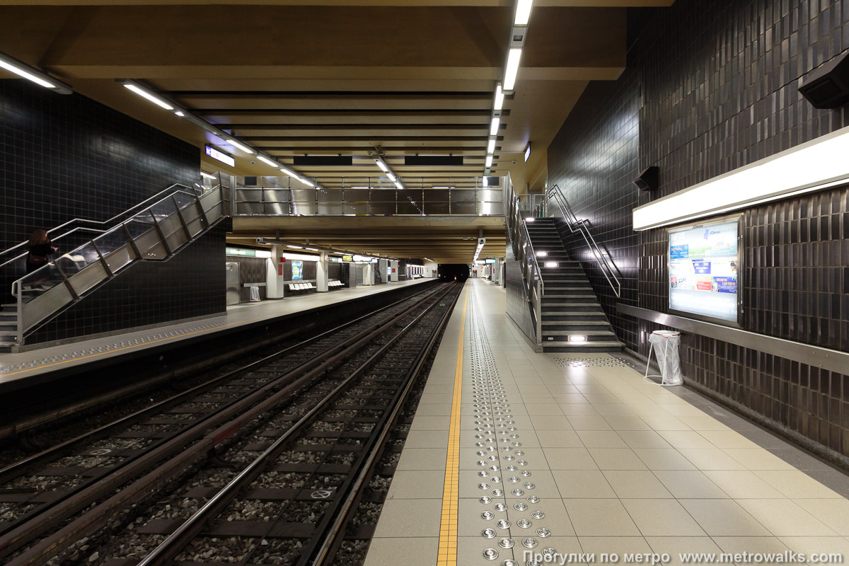 Фотография станции Gribaumont [Грибомо́н] (линия 1, Брюссель). Выход в город осуществляется по лестнице. Дополнительные лестницы для выхода из противоположной части станции.