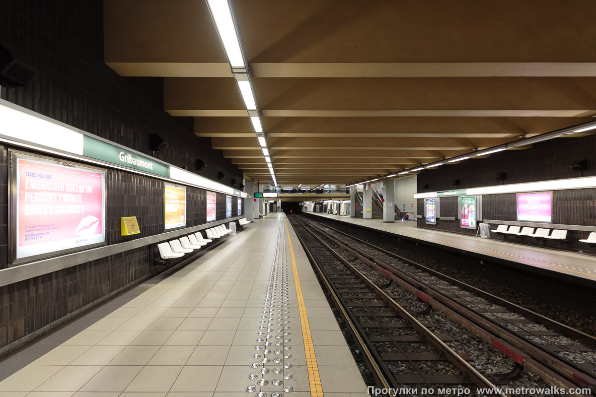 Фотография станции Gribaumont [Грибомо́н] (линия 1, Брюссель). Продольный вид вдоль края платформы.