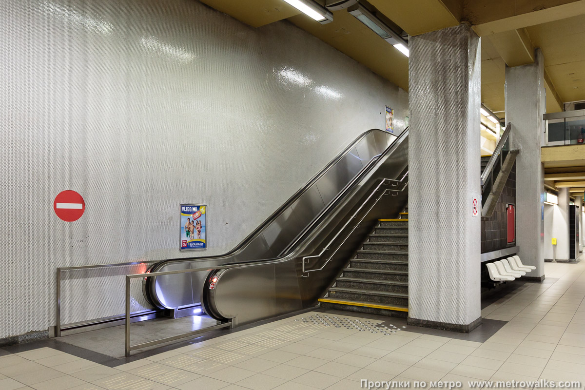Фотография станции Gribaumont [Грибомо́н] (линия 1, Брюссель). Выход в город, эскалаторы начинаются прямо с уровня платформы.
