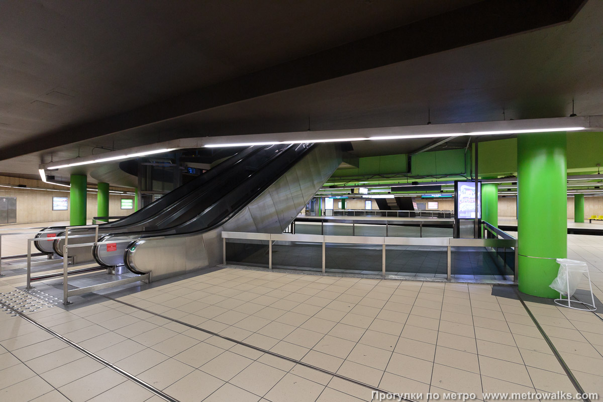 Фотография станции Saint-Guidon / Sint-Guido [Сан-Гидо́н / Синт-Гви́до] (линия 5, Брюссель). Выход в город, эскалаторы начинаются прямо с уровня платформы.