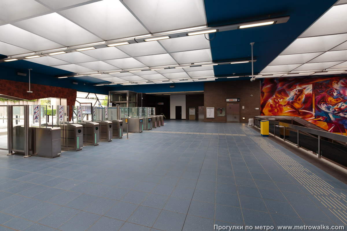 Фотография станции Hankar [Онка́р] (линия 5, Брюссель). Внутри вестибюля станции, общий вид.