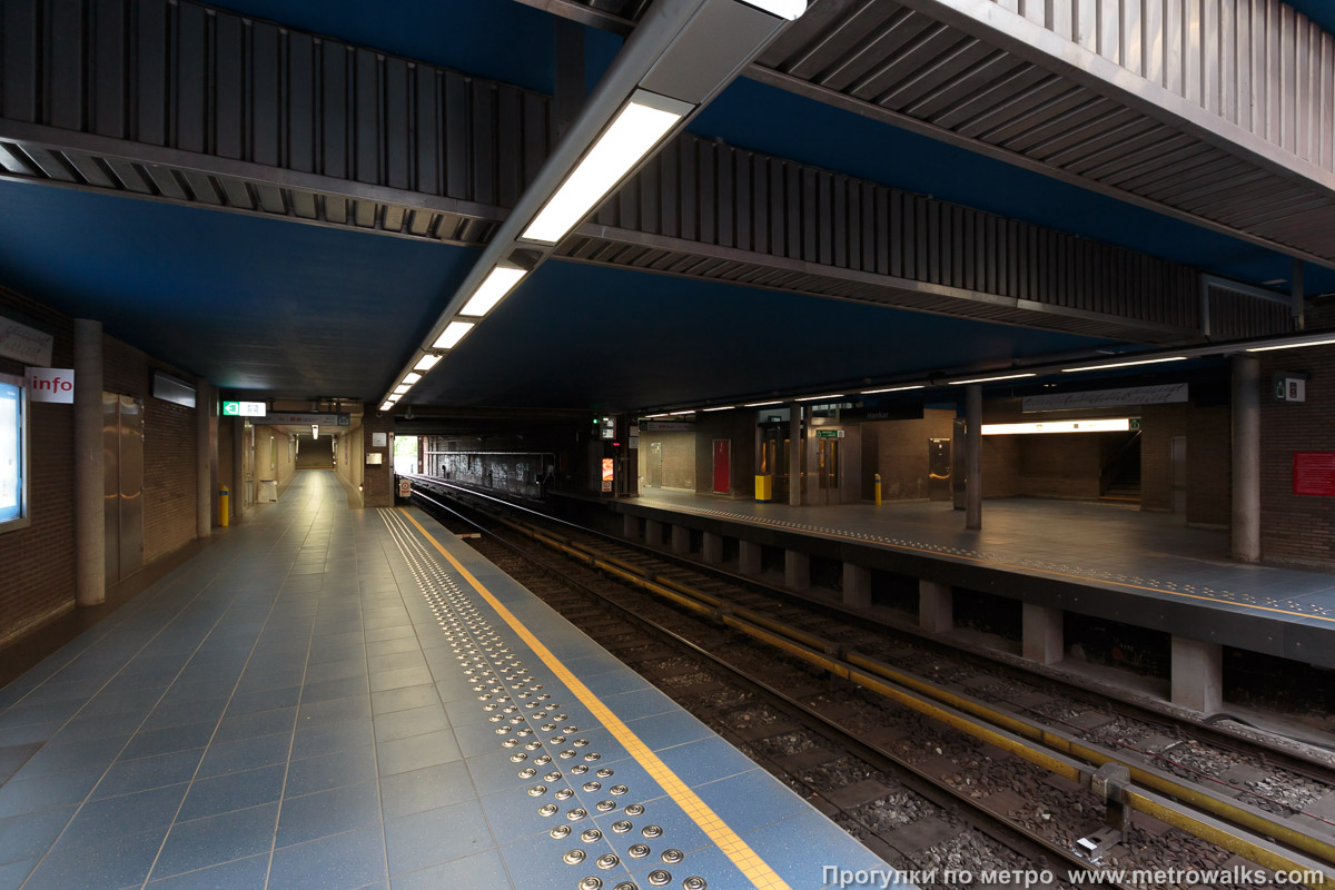 Фотография станции Hankar [Онка́р] (линия 5, Брюссель). Выход в город осуществляется по лестнице. Под вестибюлем станции — дополнительные лестницы выхода в город на другую сторону улицы.