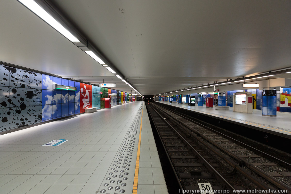 Фотография станции Heysel / Heizel [Хе́йзель] (линия 2 / 6, Брюссель). Продольный вид вдоль края платформы. К боковой платформе прибывают поезда, следующие из центра Брюсселя.