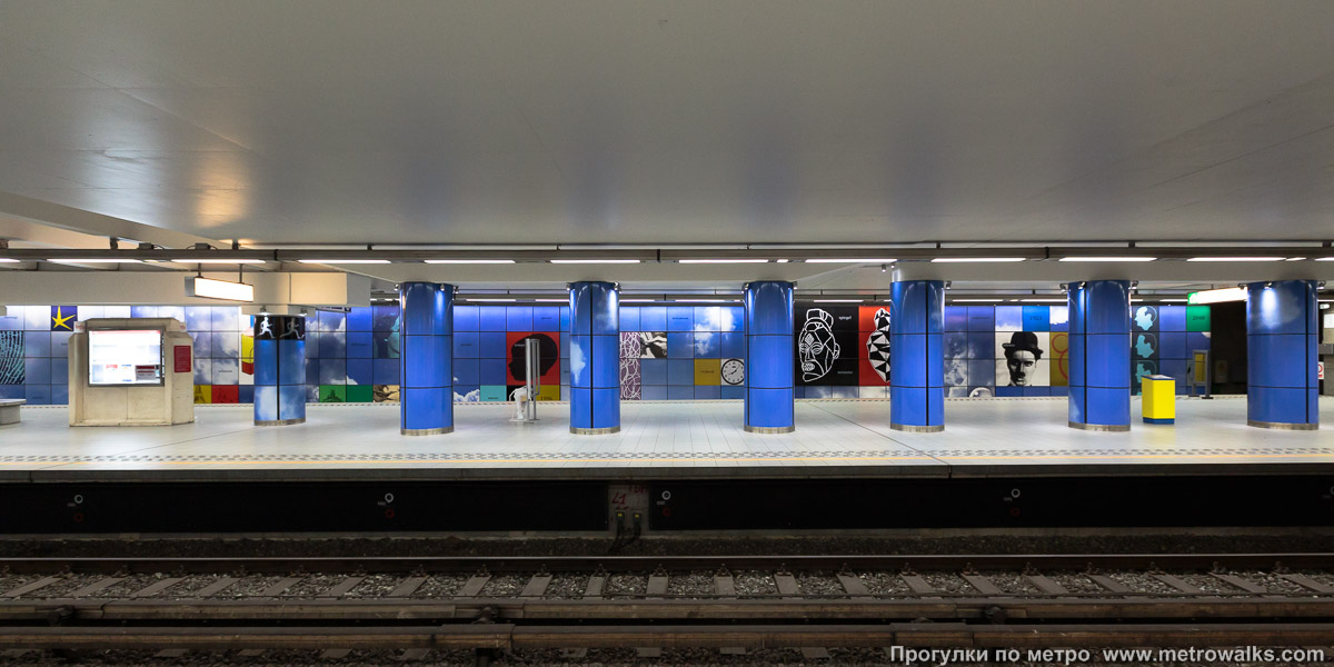 Фотография станции Heysel / Heizel [Хе́йзель] (линия 2 / 6, Брюссель). Поперечный вид. С боковой платформы на островную.