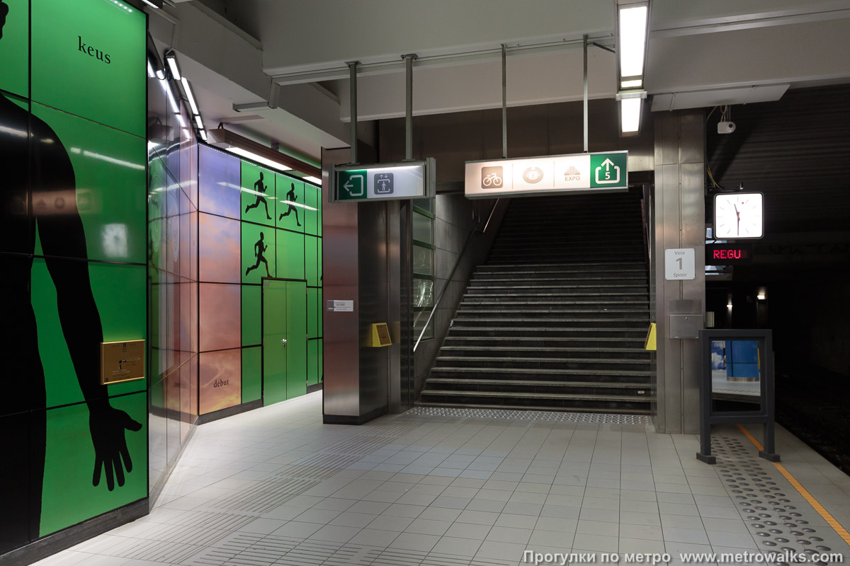 Фотография станции Heysel / Heizel [Хе́йзель] (линия 2 / 6, Брюссель). Выход в город осуществляется по лестнице. Дополнительный выход с противоположной стороны платформы.