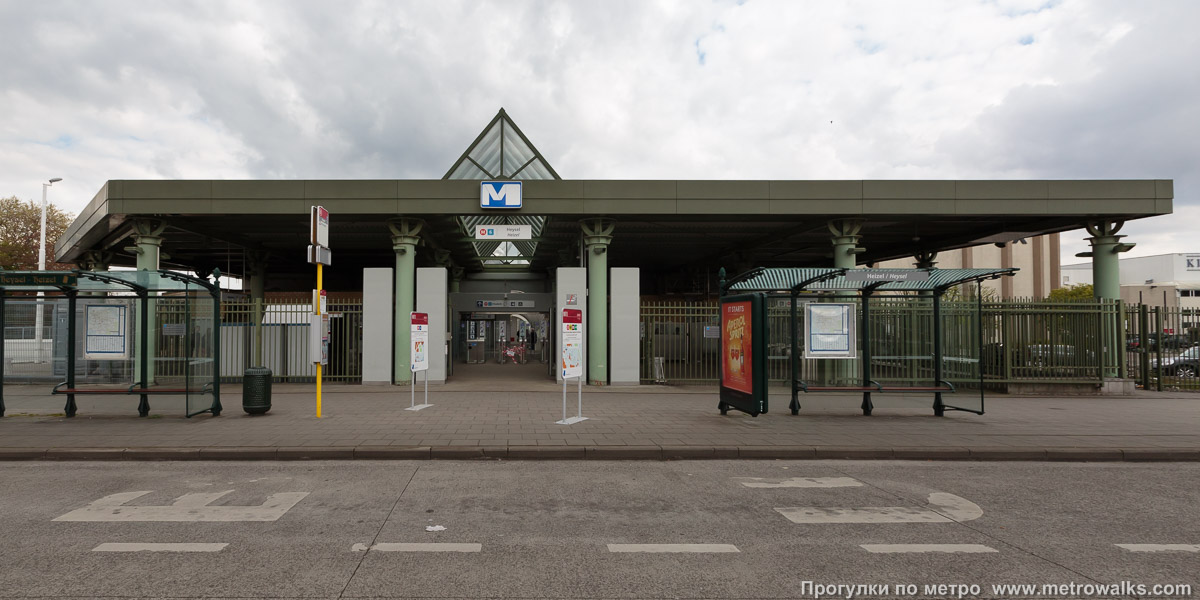 Фотография станции Heysel / Heizel [Хе́йзель] (линия 2 / 6, Брюссель). Наземный вестибюль станции. Это одна из тех редких станций метро Брюсселя, у которой есть наземный вестибюль.