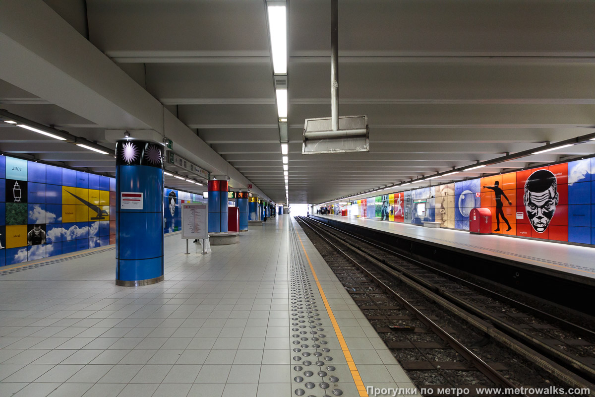 Фотография станции Heysel / Heizel [Хе́йзель] (линия 2 / 6, Брюссель). Продольный вид по оси станции. Островная платформа используется для отправления к центру Брюсселя (слева есть ещё один путь).