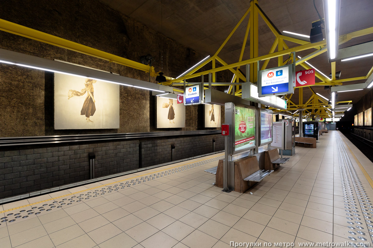 Фотография станции Houba-Brugmann [Ху́ба-Брю́хманн] (линия 2 / 6, Брюссель). Вид по диагонали.