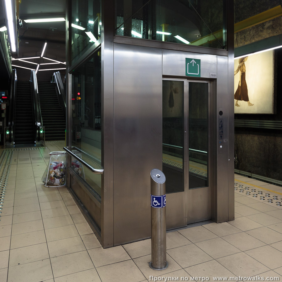 Фотография станции Houba-Brugmann [Ху́ба-Брю́хманн] (линия 2 / 6, Брюссель). Лифт.