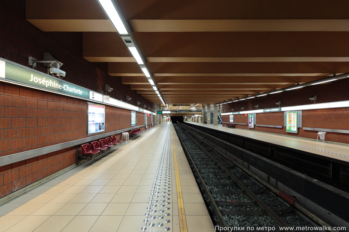 Фотография станции Joséphine-Charlotte [Жозефи́н-Шарло́тт] (линия 1, Брюссель). Продольный вид вдоль края платформы.