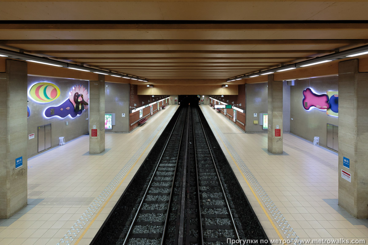Фотография станции Joséphine-Charlotte [Жозефи́н-Шарло́тт] (линия 1, Брюссель). Вид станции с переходного мостика.