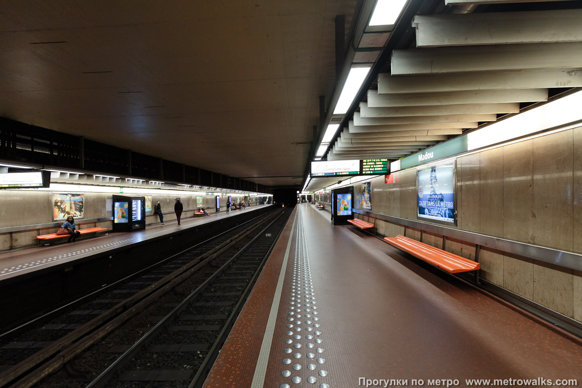 Фотография станции Madou [Маду́] (линия 2 / 6, Брюссель). Продольный вид вдоль края платформы.