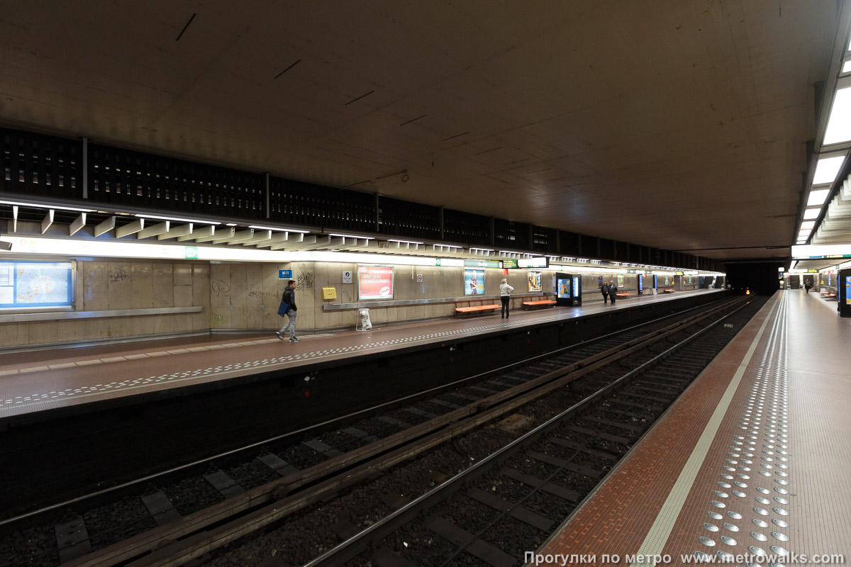 Фотография станции Madou [Маду́] (линия 2 / 6, Брюссель). Вид по диагонали.