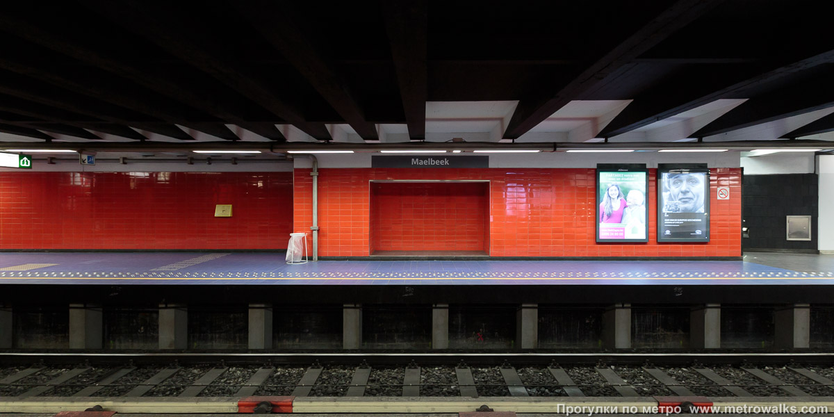 Фотография станции Maelbeek / Maalbeek [Ма́лбек] (линия 5, Брюссель). Поперечный вид. В красной части станции.