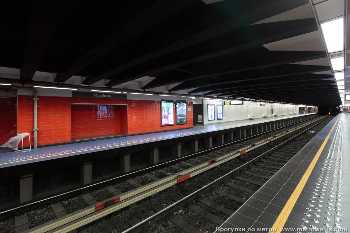 Фотография станции Maelbeek / Maalbeek [Ма́лбек] (линия 5, Брюссель). Вид по диагонали.