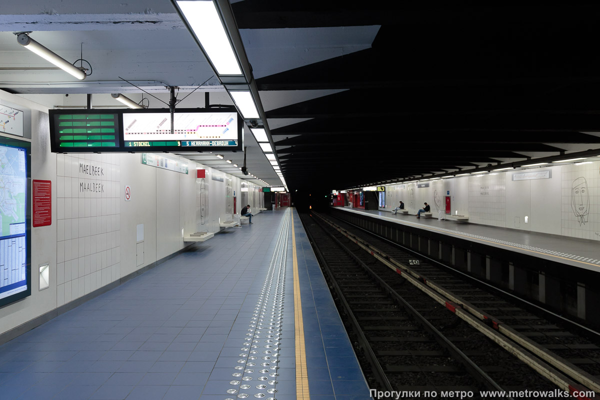 Фотография станции Maelbeek / Maalbeek [Ма́лбек] (линия 5, Брюссель). Продольный вид вдоль края платформы. В основной, белой части станции.