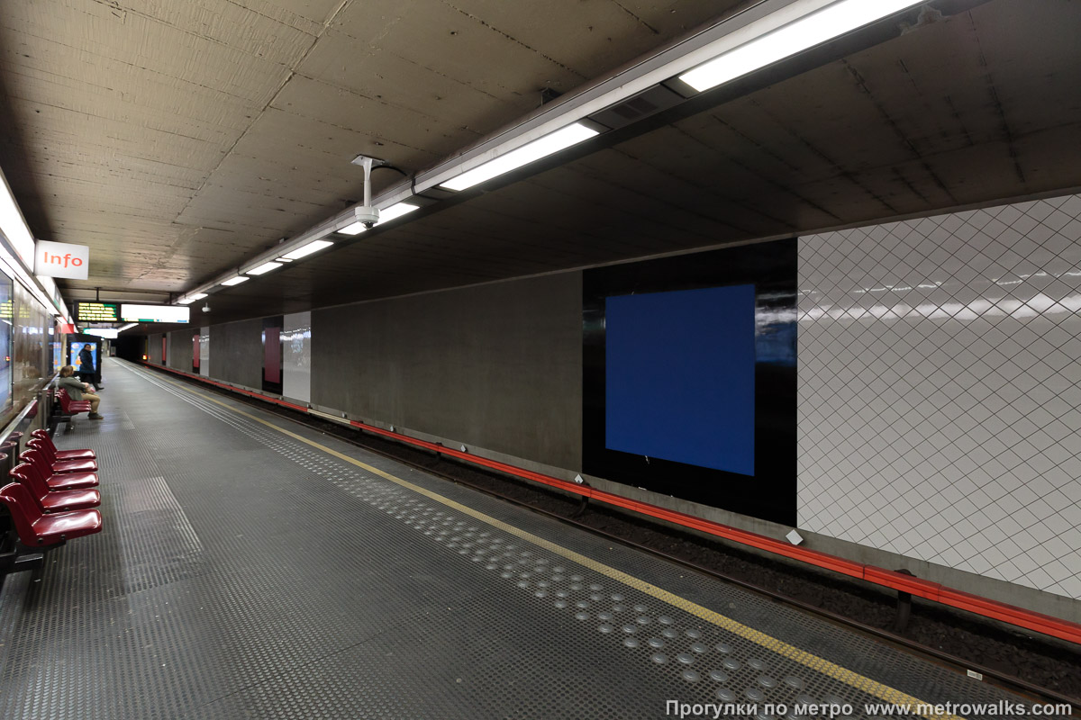 Фотография станции Merode [Меро́д] (линия 5, Брюссель) — первый зал. Вид по диагонали.