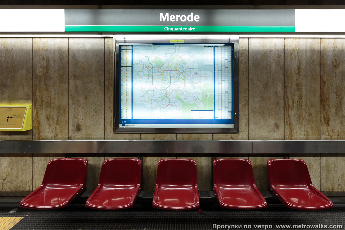 Фотография станции Merode [Меро́д] (линия 5, Брюссель) — первый зал. Скамейка.