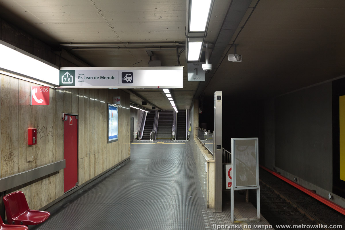 Фотография станции Merode [Меро́д] (линия 5, Брюссель) — первый зал. Часть станции около выхода в город.