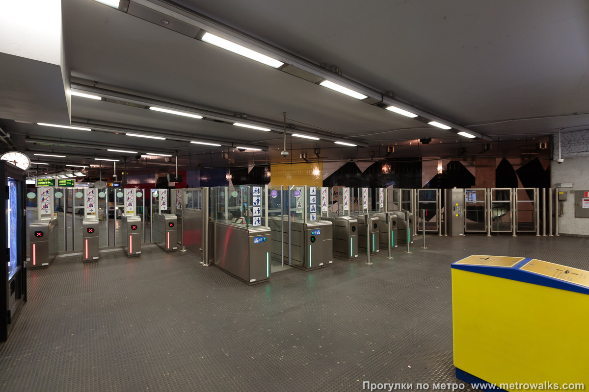 Фотография станции Montgomery [Монгомэри́] (линия 1, Брюссель). Турникеты. С другой стороны вестибюля — выход на ещё одну конечную остановку подземного трамвая.