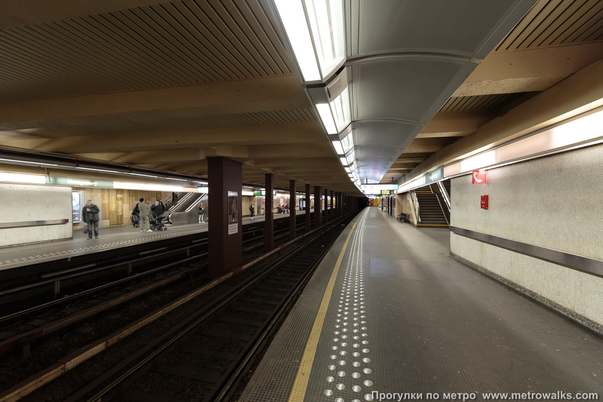 Фотография станции Montgomery [Монгомэри́] (линия 1, Брюссель). Продольный вид вдоль края платформы.