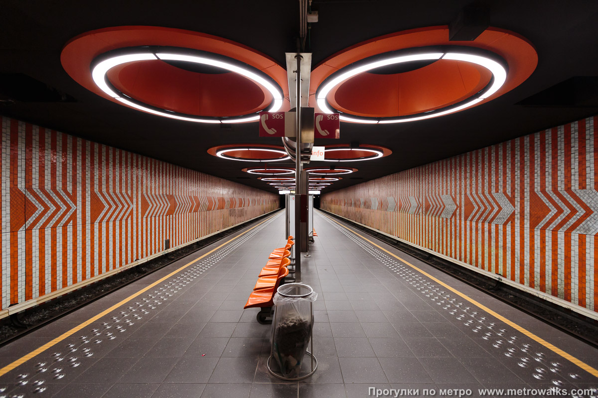 Фотография станции Pannenhuis [Па́ннэнха́йс] (линия 2 / 6, Брюссель). Общий вид по оси станции от входа в сторону глухого торца.