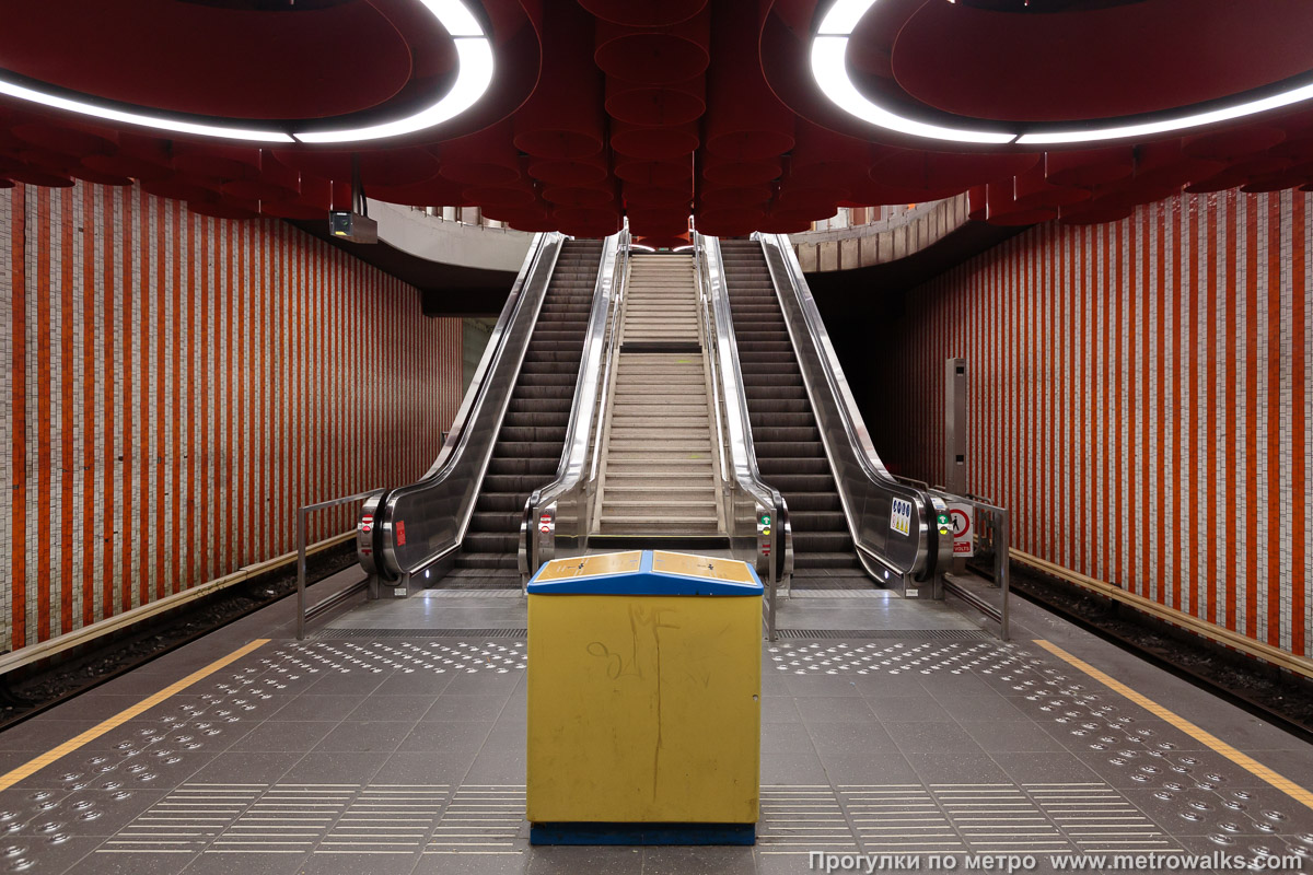 Фотография станции Pannenhuis [Па́ннэнха́йс] (линия 2 / 6, Брюссель). Выход в город, эскалаторы начинаются прямо с уровня платформы.