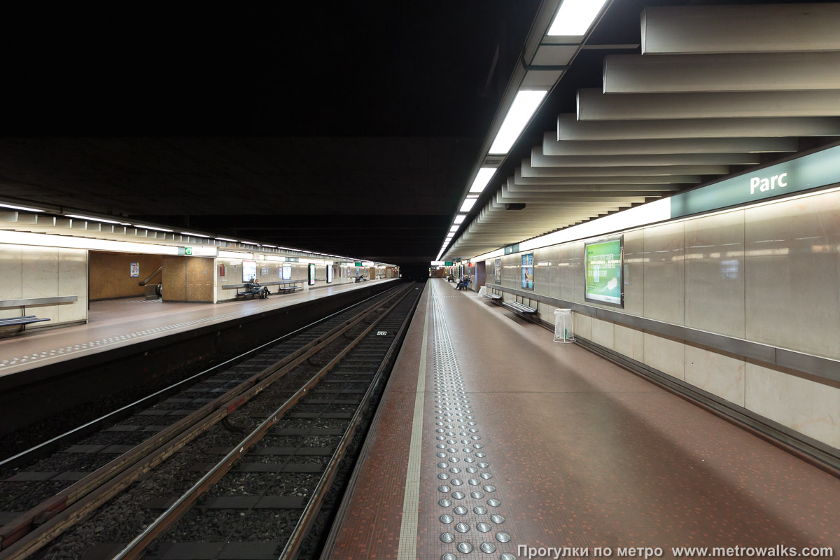 Фотография станции Parc / Park [Парк] (линия 1, Брюссель). Продольный вид вдоль края платформы.