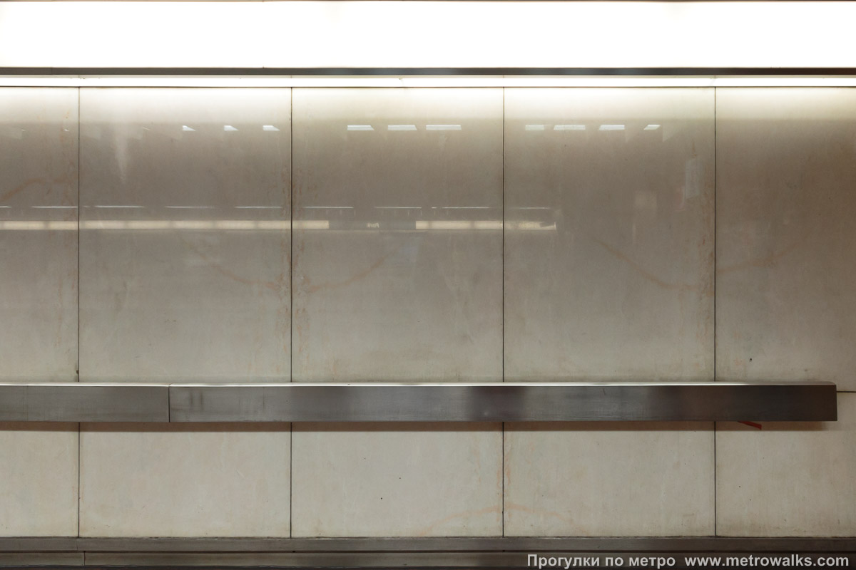 Фотография станции Parc / Park [Парк] (линия 5, Брюссель). Станционная стена. Станционные стены облицованы белым мрамором.