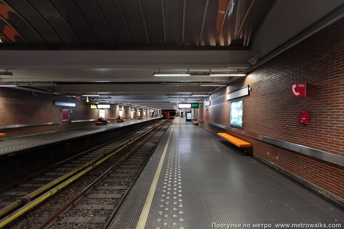 Фотография станции Pétillon [Петийо́н] (линия 5, Брюссель). Продольный вид вдоль края платформы. А по ночам сквозь стеклянный потолок станция освещает окрестности.